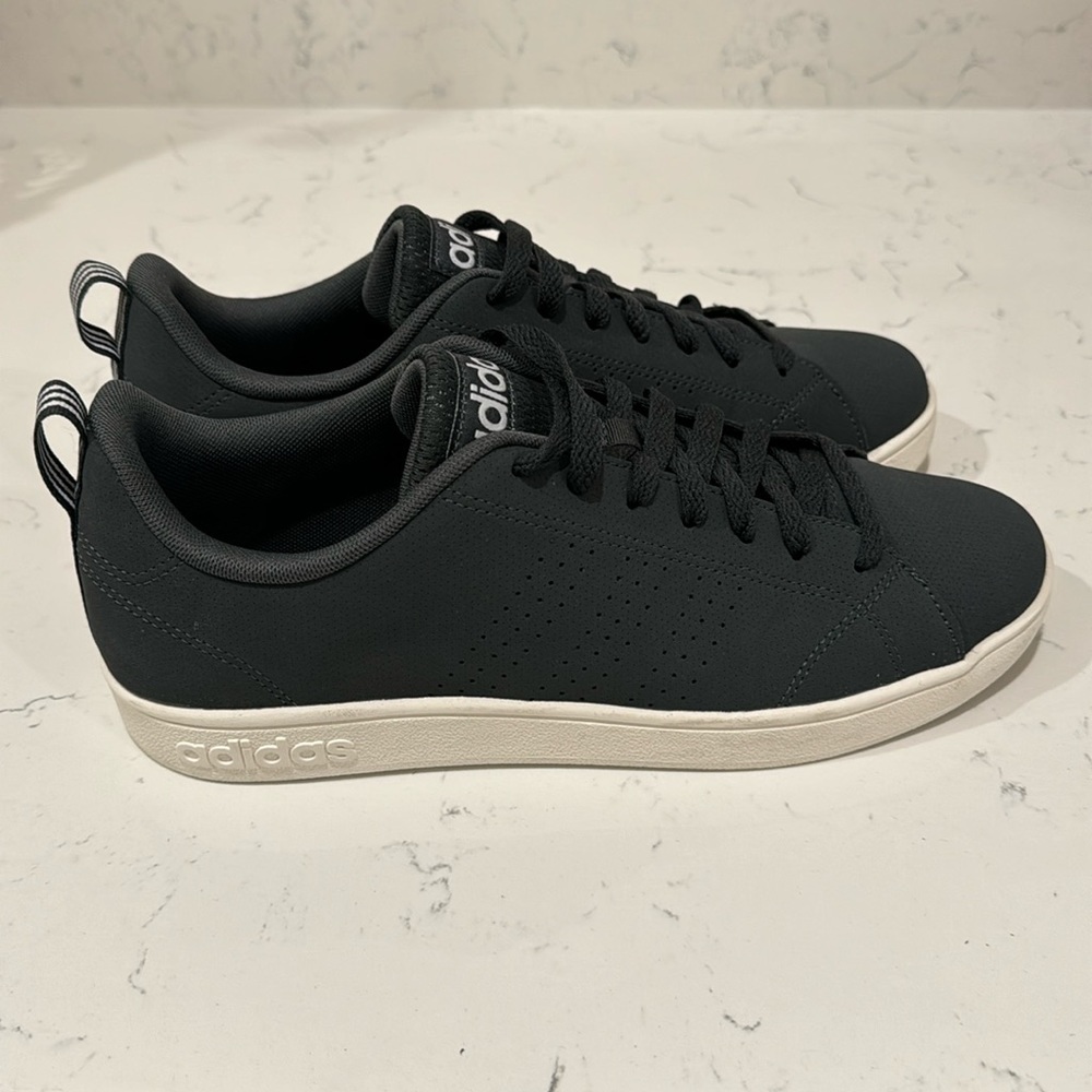 Adidas men’s shoes dark gray size 8, worn once gray condition!